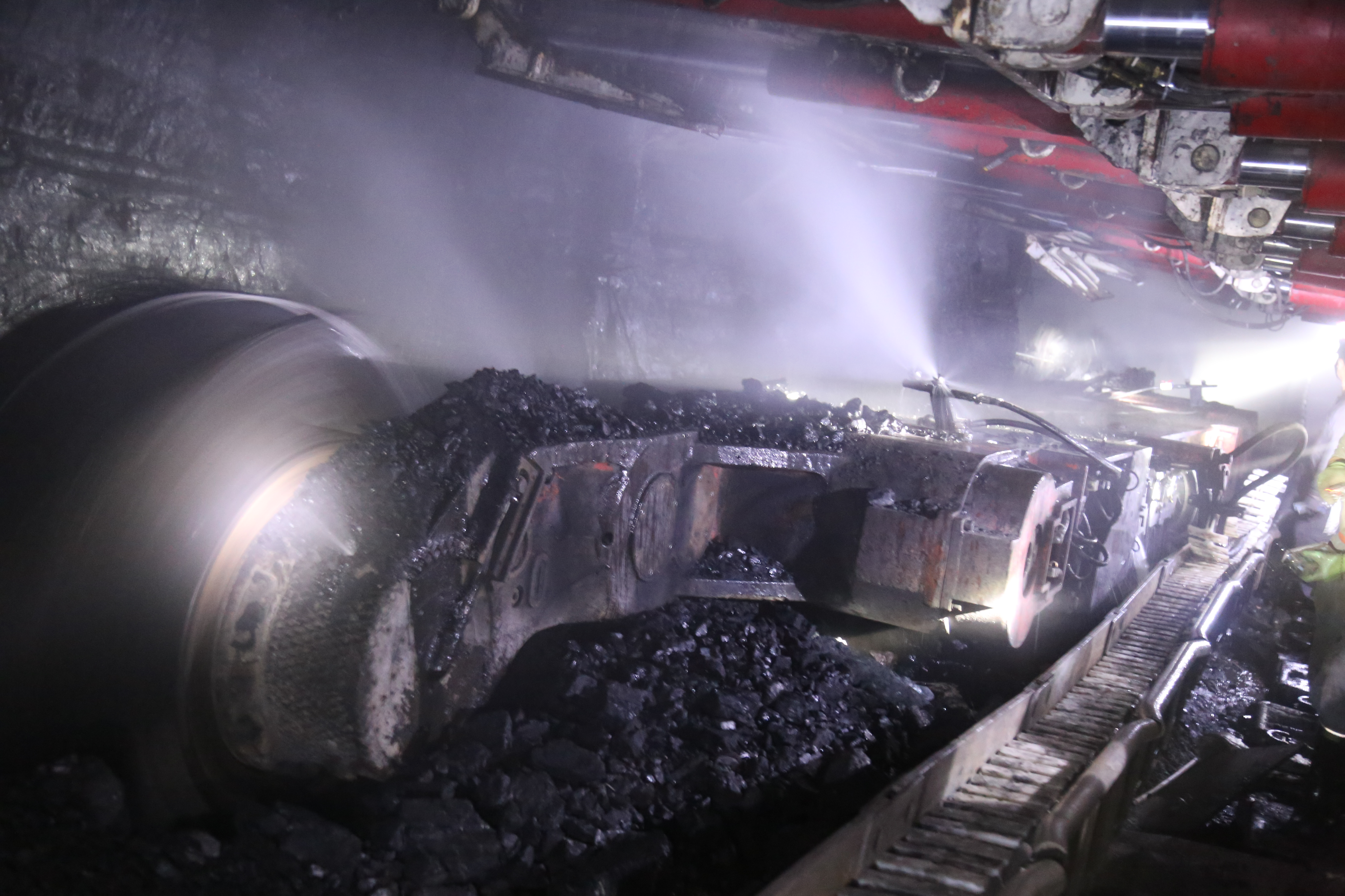 庆阳环县刘园子煤矿正式复产出煤