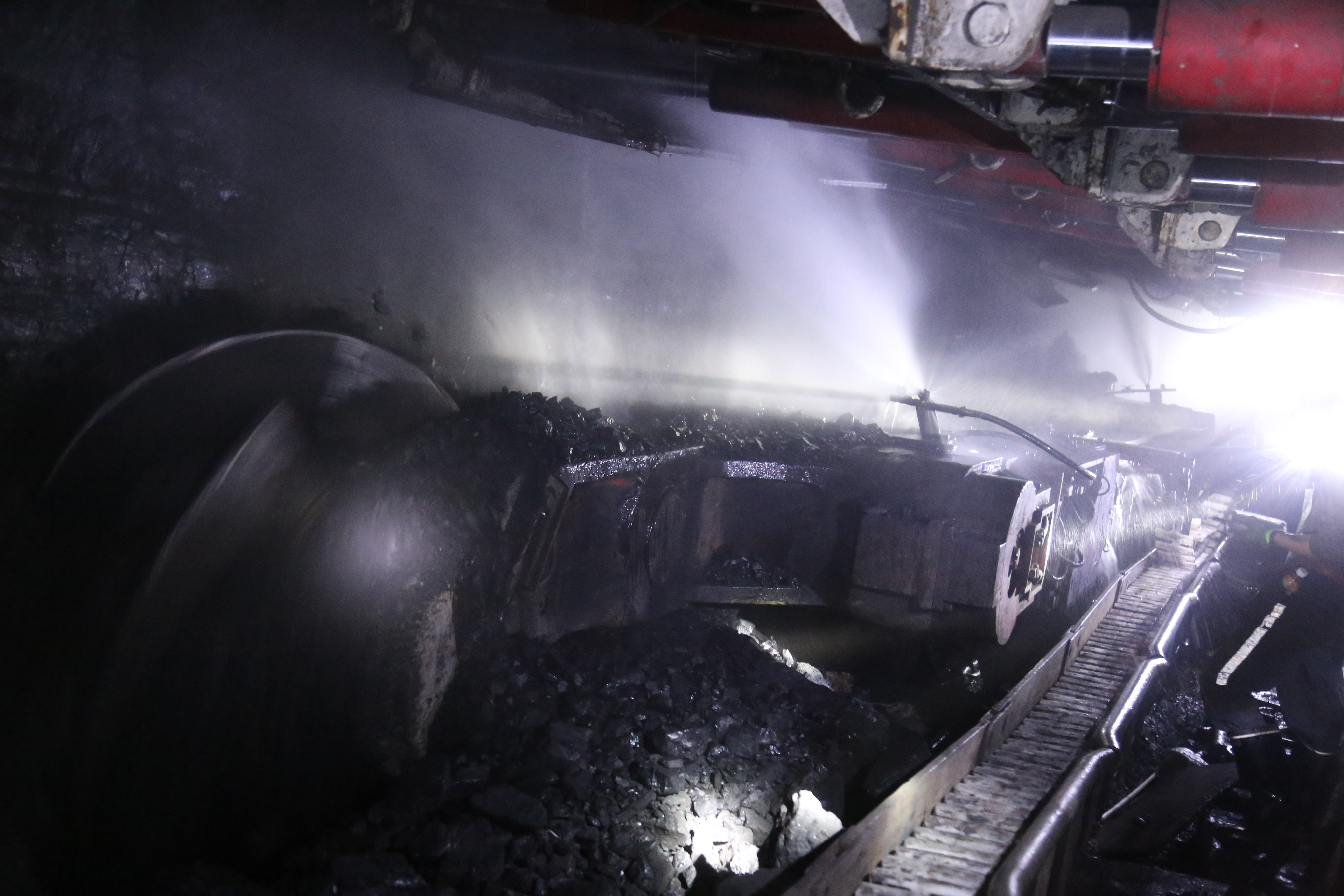 庆阳环县刘园子煤矿正式复产出煤